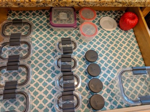 Easy Way to Organize Tupperware in Cabinets  Stockage tupperware, Organiser  tupperware, Astuce rangement